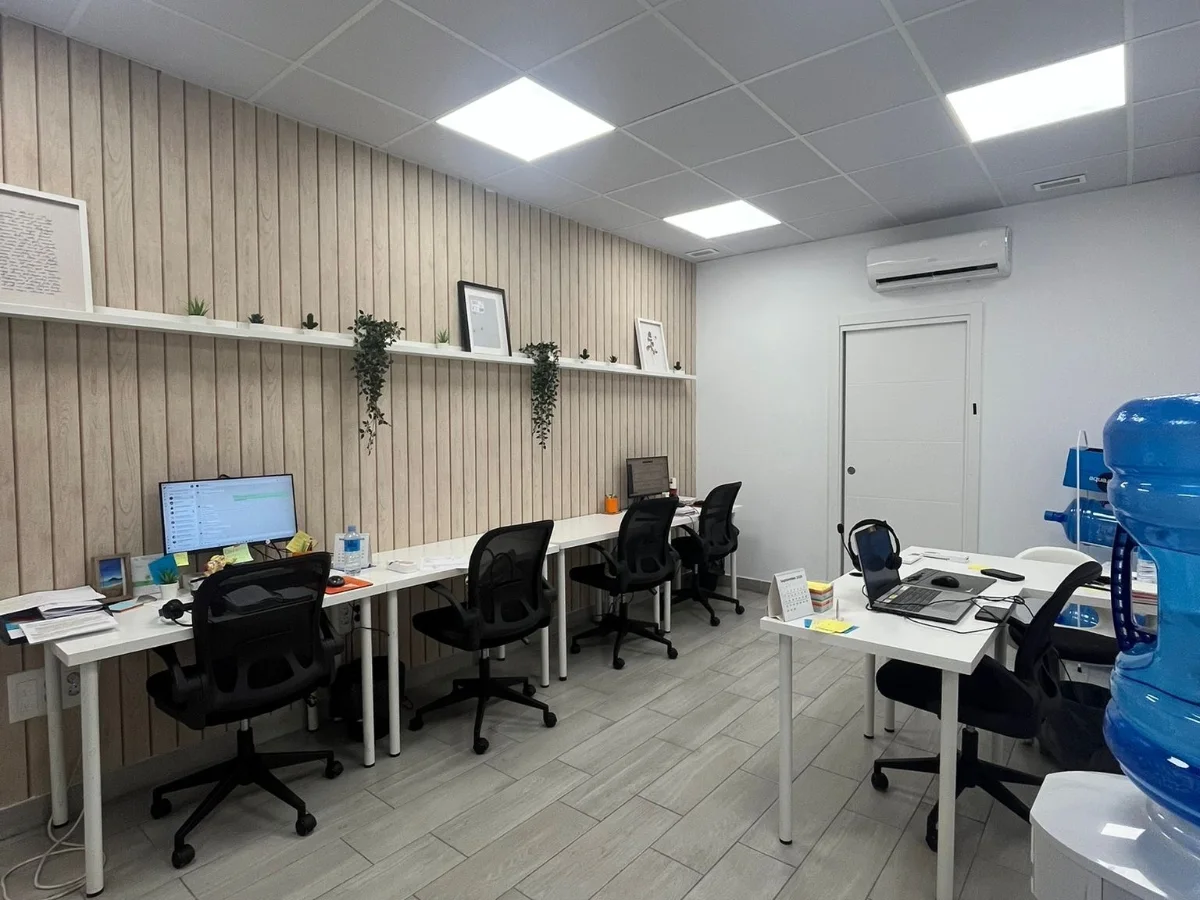 Zona de trabajo de la oficina de Ayram Energías