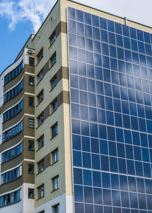 paneles solares en la pared de un edificio de varias plantas.